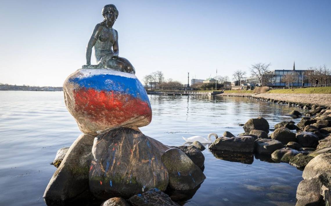 Vandalizan monumento de La Sirenita de Copenhague con la bandera